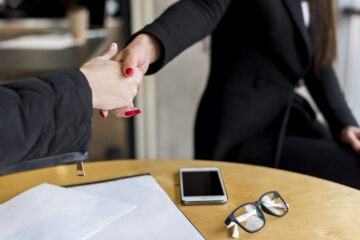 brunette-businesswoman-making-negotiation